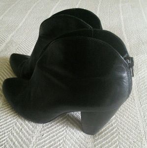Born 8.5 black leather ankle boots